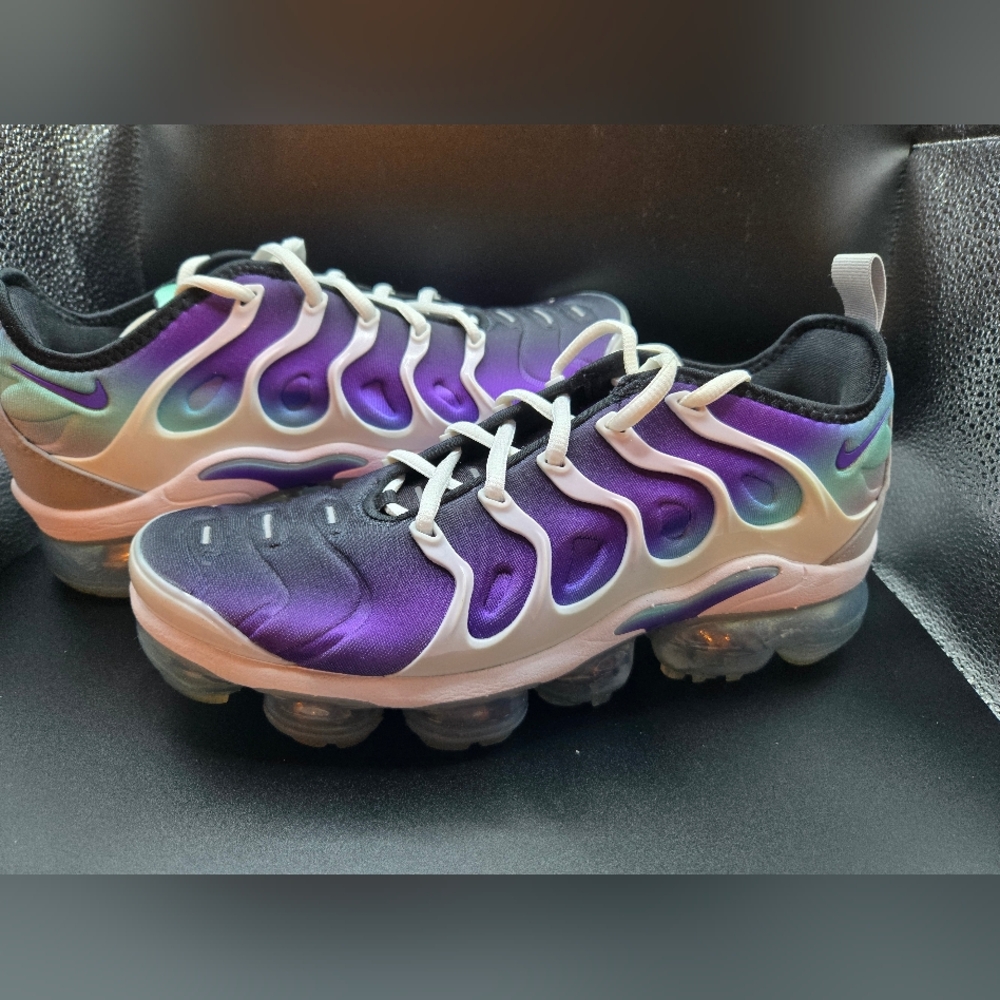 Nike Air VaporMax Plus Grape White 924453-101 Mens size 8 (lightly used)